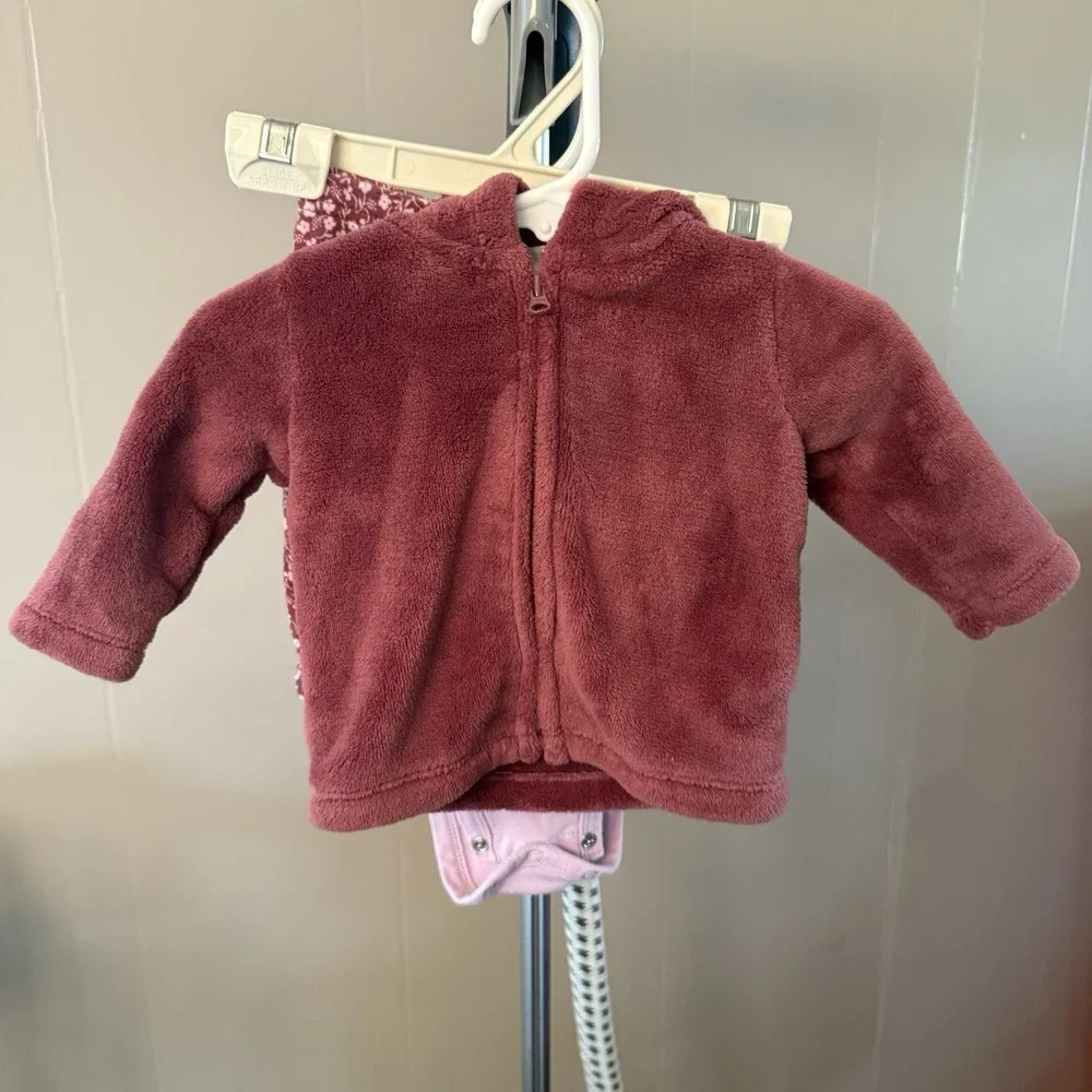 Carter's 3M bundle of 4 outfits/11 pieces. Tops, pants, and‎ 3 jackets